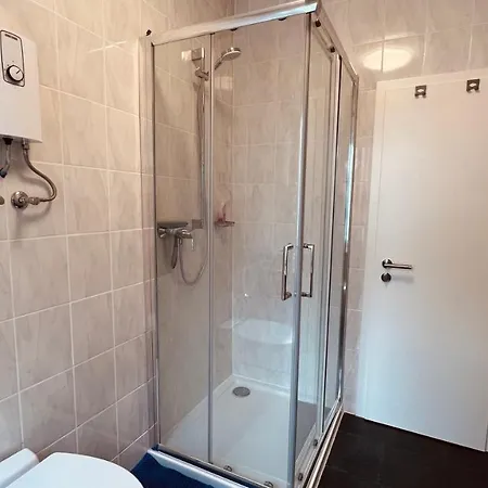 Sehr Zentrales Und Modernes In Mit Gemeinschaftsbad